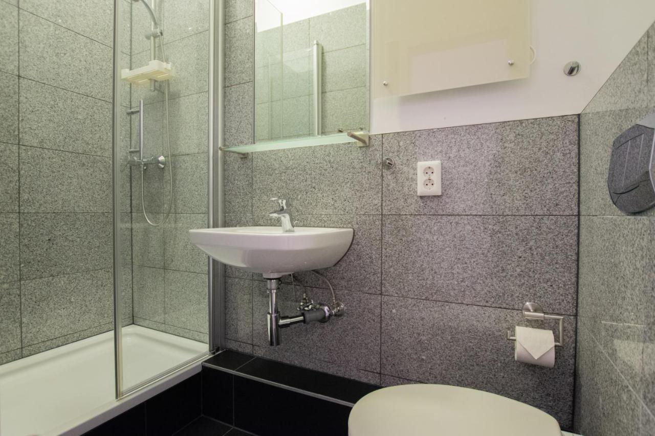 Raj Living - 1 Or 3 Room Apartments - 20 Min Messe Dus And Old Town Dus Dusseldorf Exterior photo